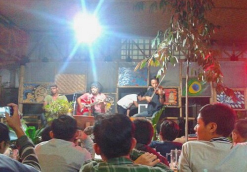 Serumpun Bunga Liar tampil dalam ASU Exhibition di Kafe Godhong Pring (Foto: Indrika Tiranda Dermadibyo).