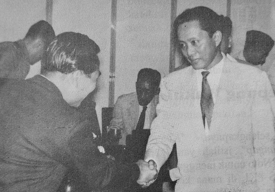 Notohamidjojo (kiri), Rektor UKSW bersalaman dengan D.N.Aidit (kanan) dalam Seminar Etika Komunisme di UKSW. Tahun tidak diketahui (Dok.Sumbada/UKSW).